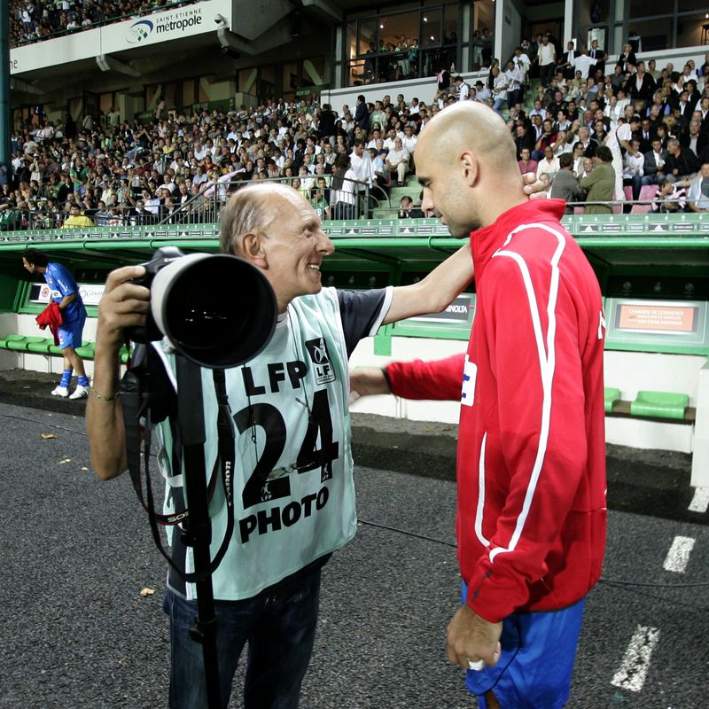 PHOTO ARTHUR HAGOPIAN St ETIENNE LYON 31 AOUT 2008 MANUEL TEXEIRA EN CONVERSATION AVEC SON AMI CRIS